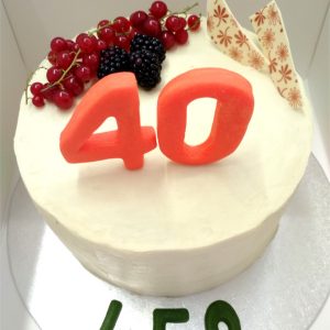 Tarta Cumple Rellena de Nata y Chocolate Blanco