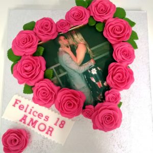 Tarta Forma de Corazon con rosas Fondant