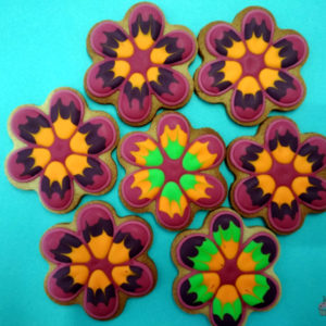 Galletas decoradas con glaseado con forma de flor