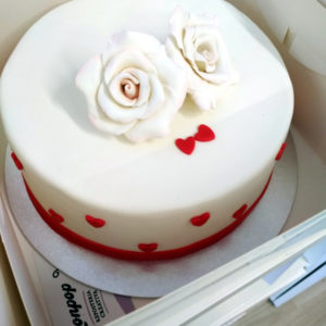 Tarta Con Rosas Blancas Comestibles