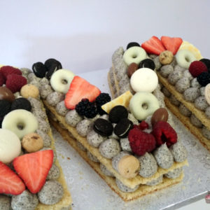 Tarta con forma de letra M