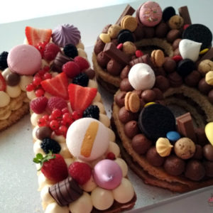 Tarta con forma de numero 18