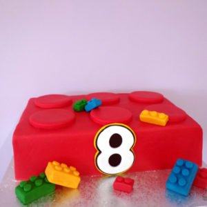 Tarta con forma de pieza lego