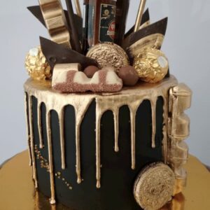 Tarta drip cake con toques de oro.