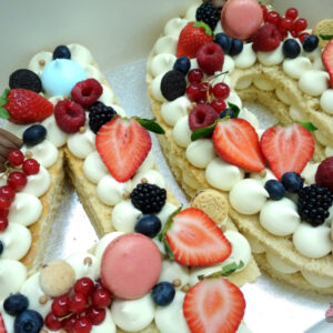 Tarta Numero 40 con frutos rojos
