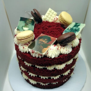 Tarta Red Velvet con Frosting de limon con Macarons