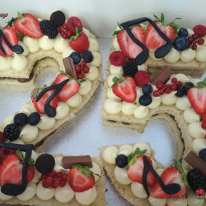 Tarta de Numero 25 con frutos rojos