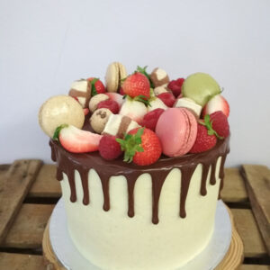 Drip Cake Frutos Rojos y Macarons