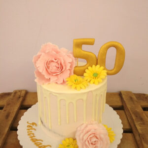 DripCake con flores comestibles de azucar