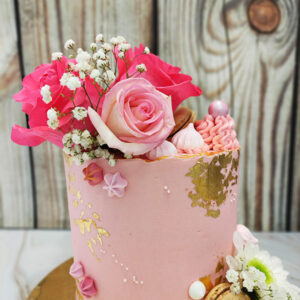 Tarta boda de nata con flores naturales y detalles de oro