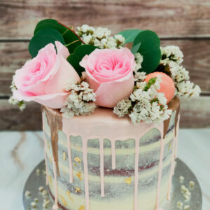 Tarta-de-bodas-naked-cake-con-drip-y-flores-naturales